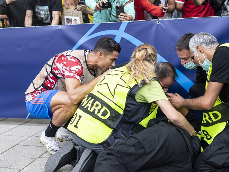 تسديدة رونالدو تسقط موظفة أرضًا واللاعب يهديها قميصه